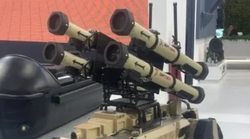 الكلب الآلي في الجناح الصيني بإيديكس 2025 يعزز سرعة التفاعل والدعم العسكري للمعدة القتالية 1